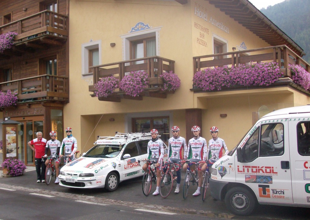 La formazione del Team Bike 2000 Litokol di fronte all'Hotel Amerikan prima di un allenamento